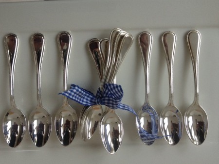 Verzilverde dessertlepeltjes verkocht mo